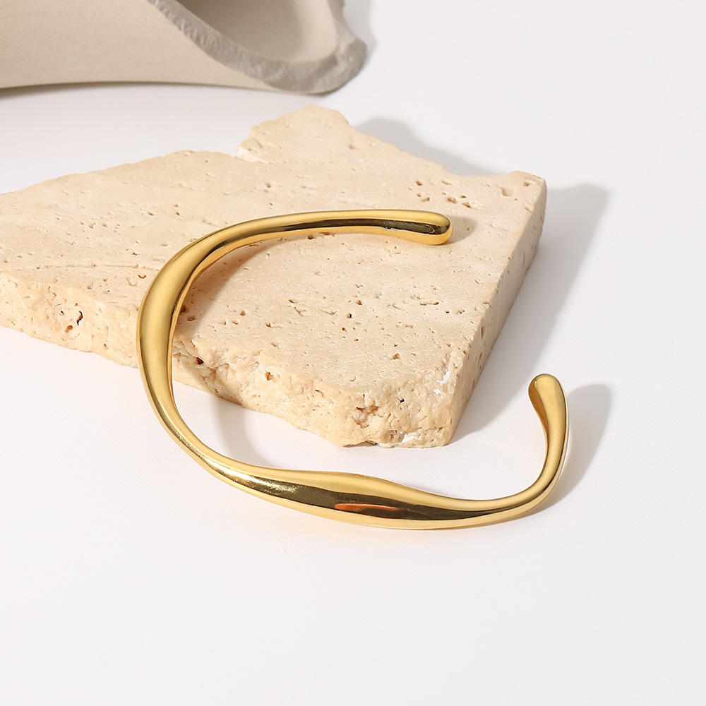 ERAYA STAPLE BANGLE
